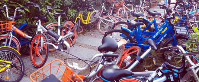 单车四处散落为城市“添堵”